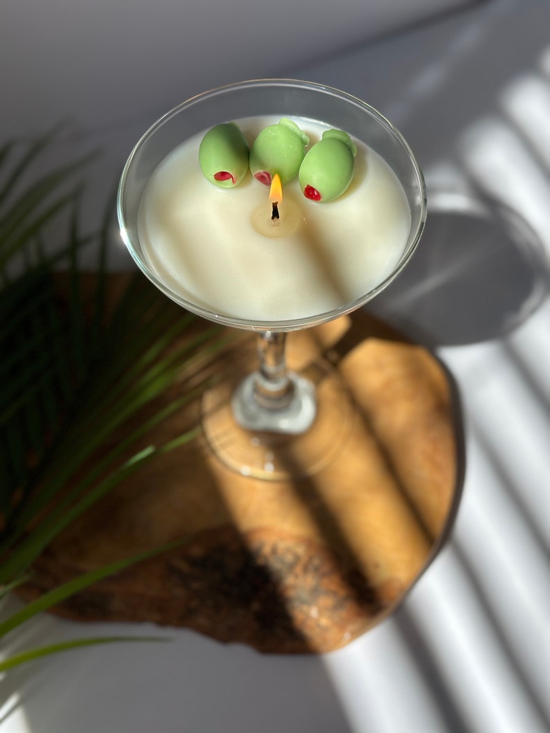 Vela de Martini Sucio, Agitada pero no Revuelta, Mezcla de Soja, Regalo para Mejor Amigo, Regalo para Amantes del Martini, Vela de Cóctel, Regalo para el 21.º Cumpleaños, Decoración de Bar imagen 4