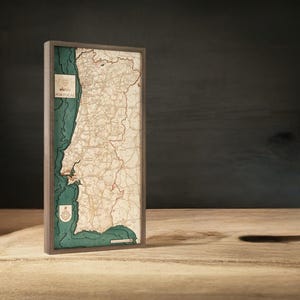 PORTUGAL - 3D houten wandkaart. 81,0 cm hoog x 40,5 cm breed. Gemaakt van natuurlijk hout. Met de hand geassembleerd.