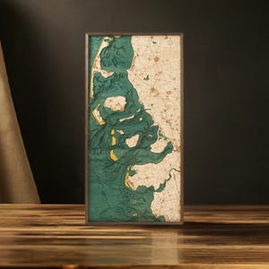 ILES FRISIENNES DU NORD - Carte murale 3D en bois 122,0 cm de hauteur x 61,0 cm de largeur. Bois naturel. Coloré et assemblé à la main