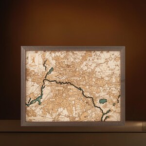 Berlin 61 x 81 cm, einzigartige 3D-Wandkarte aus Holz, in Handarbeit zusammengesetzt, 81 x 61 cm.