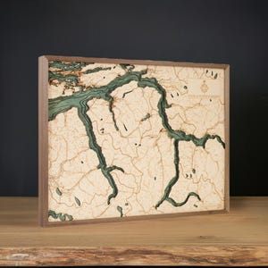 Fiorde de Geiranger. O fiorde mais bonito do mundo em um mapa de parede de madeira em 3D exclusivo. 81,0 x 61,0 cm.