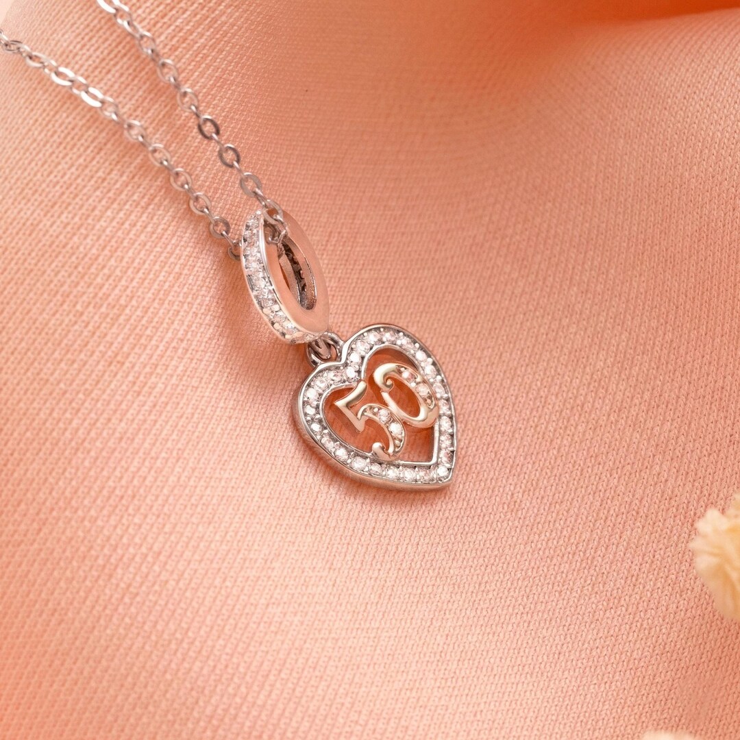 Celebración Del 50.º Aniversario: Imprionante Renderizado 3d De Un Fondo Rosa Claro