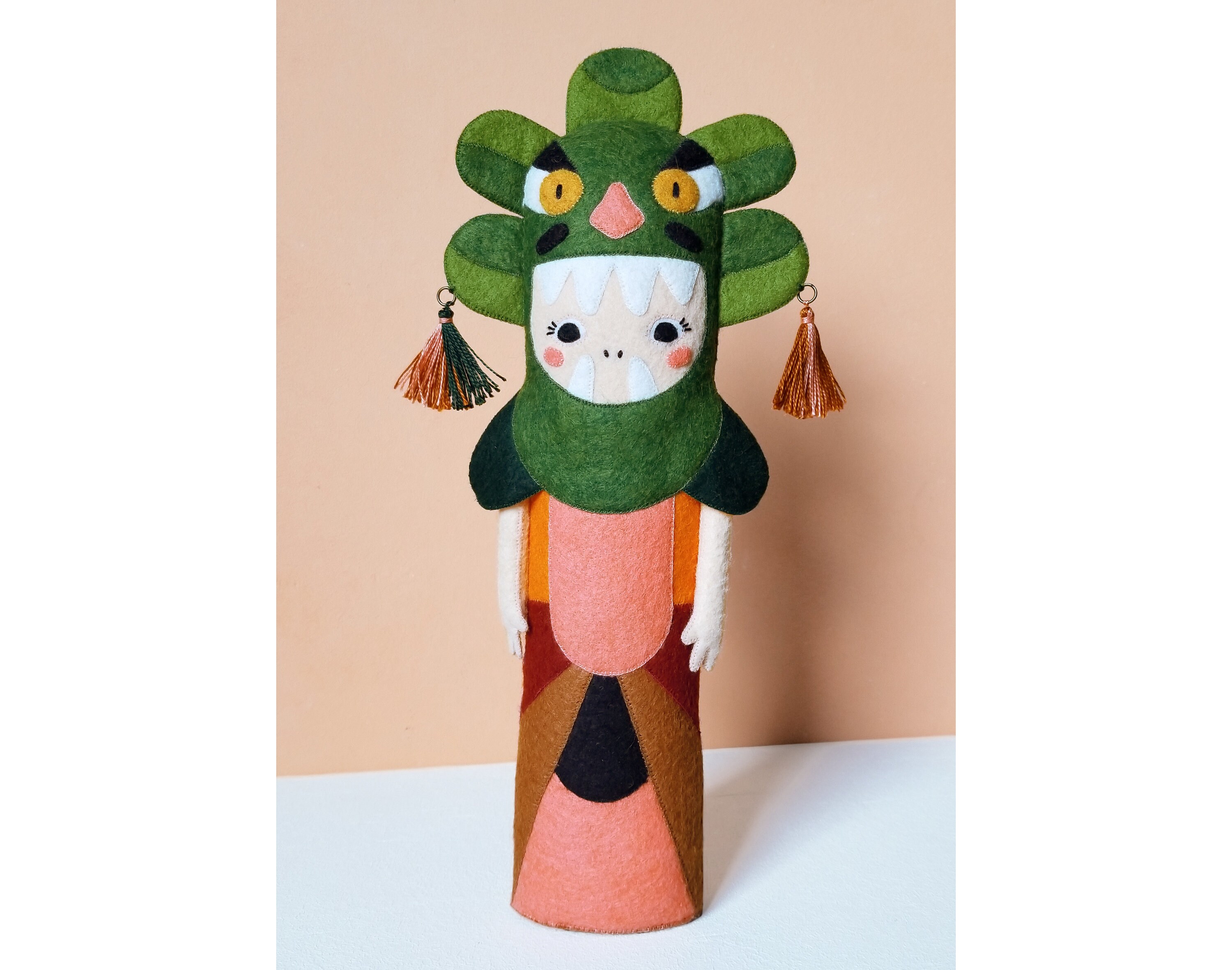 Hana, Poupée Fleur en Feutrine. 28 cm