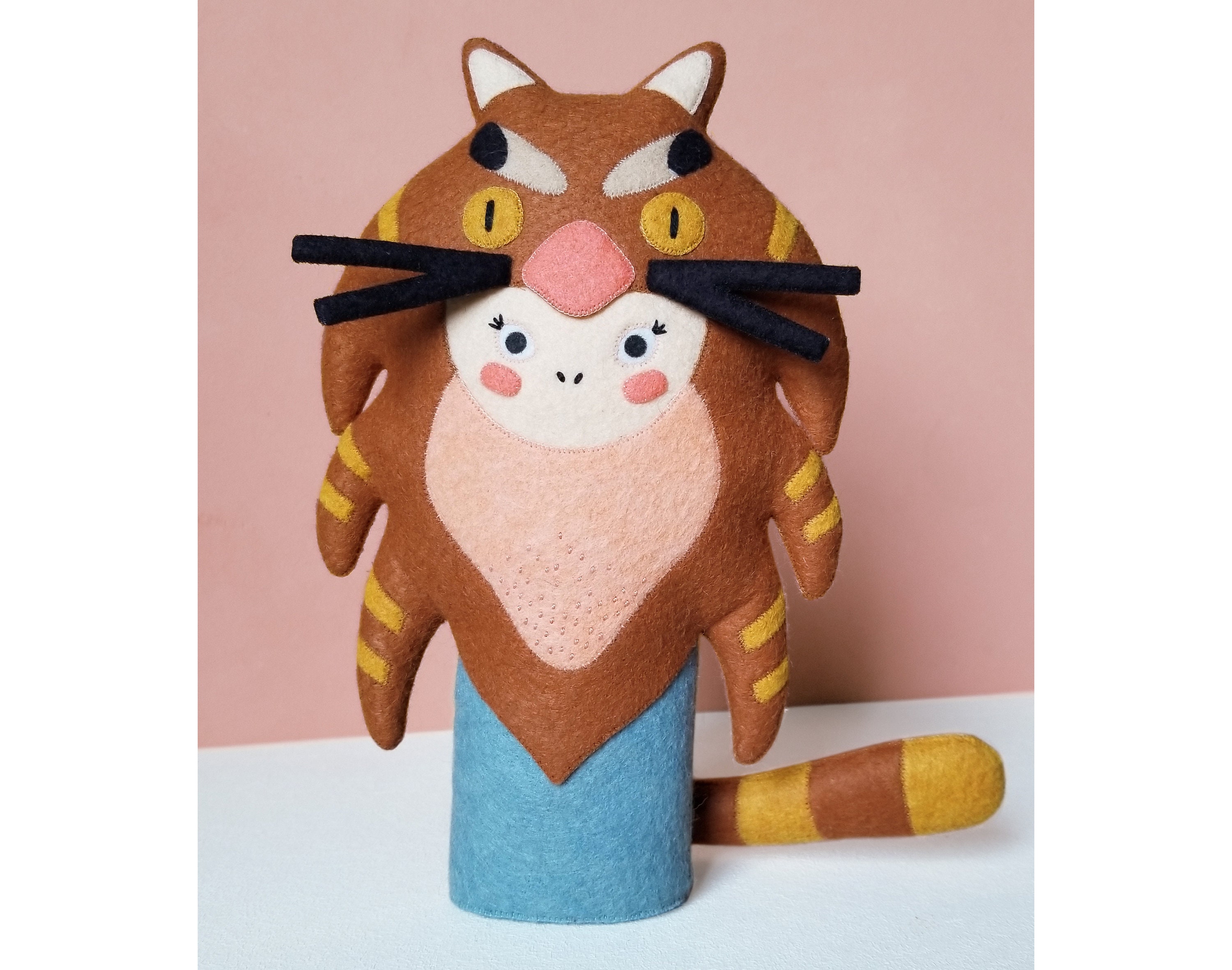 Mei, Poupée Chat en Feutrine. 22, 5 cm