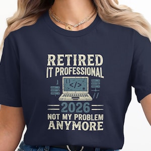Peut inclure: T-shirt bleu marine avec l'inscription "RETIRED IT PROFESSIONAL 2026 NOT MY PROBLEM ANYMORE". Le motif comprend un ordinateur portable avec des symboles de code et des baies de serveurs. Un cadeau pour un informaticien retraité.
