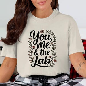 Toi, moi et le laboratoire, chemises pour chiens couleurs confort, t-shirt labrador mignon, t-shirt floral labrador retriever, cadeau pour propriétaire de laboratoire, t-shirt pour amoureux des chiens