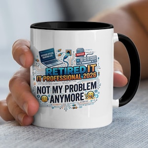 Peut inclure: Mug en céramique blanche avec intérieur et anse noirs. Le mug présente un graphisme coloré avec le texte "Retraité IT Professional 2026 - Not My Problem Anymore" et des illustrations liées à l'informatique.