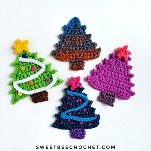 Peut inclure: Quatre décorations de sapin de Noël en crochet de différentes couleurs et motifs. Les sapins sont verts, violets, bleus et orange. Chaque sapin a une étoile au sommet et est décoré de boutons et de fil.