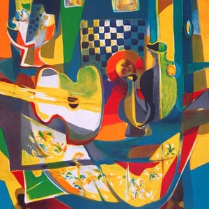 Könnte beinhalten: Abstrakte Malerei eines Stilllebens mit einer Gitarre, einer Vase und einem Schachbrettmuster. Das Gemälde ist in einer lebendigen Farbpalette aus Gelb, Rot, Grün und Blau gehalten.
