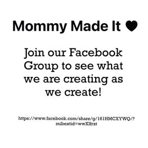 Puede incluir: Fondo blanco con texto negro: "Mommy Made It" con un s&iacute;mbolo de coraz&oacute;n. Debajo, dice: "&iexcl;&Uacute;nete a nuestro grupo de Facebook para ver lo que estamos creando a medida que creamos!" y un enlace de Facebook.