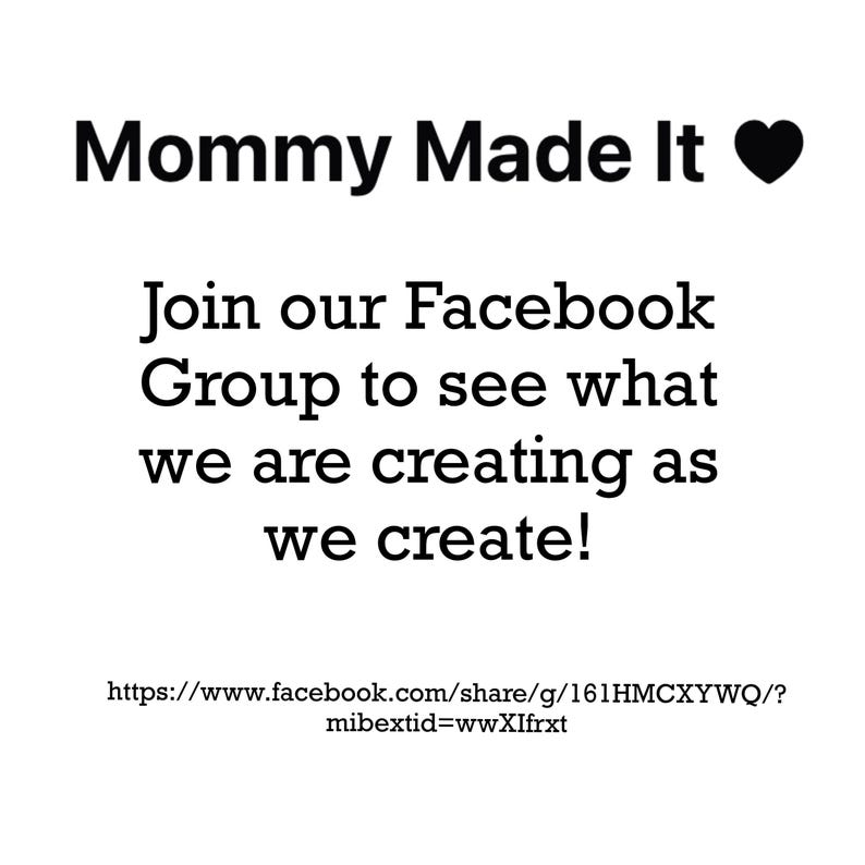 Puede incluir: Fondo blanco con texto negro: "Mommy Made It" con un s&iacute;mbolo de coraz&oacute;n. Debajo, dice: "&iexcl;&Uacute;nete a nuestro grupo de Facebook para ver lo que estamos creando a medida que creamos!" y un enlace de Facebook.