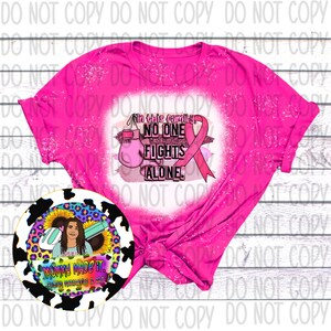 Puede incluir: Camiseta rosa con un dise&ntilde;o de salpicaduras blancas y el texto "En esta familia, nadie lucha solo!" con una cinta rosa y un guante de boxeo. Una pegatina de vaca en blanco y negro con un girasol y el texto "Mam&aacute; lo hizo. Calcoman&iacute;as y arte personalizados de vinilo."