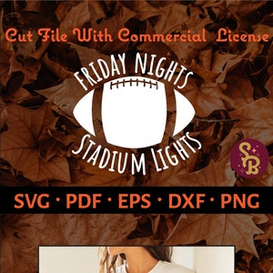 Puede incluir: Una camiseta blanca con un gráfico de fútbol negro y el texto "Friday Nights Stadium Lights".