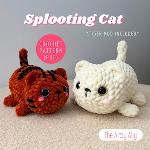 Może przedstawiać: Dwa pluszowe koty wykonane na szydełku, jeden biały, a drugi w paski pomarańczowe i czarne, w pozie sploot. Tekst "Splooting Cat" i "Crochet Pattern (PDF)" znajduje się nad pluszakami. Tekst "*TIGER MOD INCLUDED*" znajduje się nad białym kotem. Tekst "The Artsy Ally" znajduje się pod pluszakami.