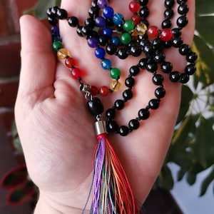 Collana Mala in onice con 7 chakra: nappa in seta arcobaleno, 108 perle