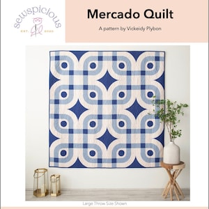 Op de afbeelding: Een quiltpatroon genaamd "Mercado Quilt" van Vickeidy Plybon. Het patroon is voor een quilt met een geometrisch ontwerp in blauw en wit. De quilt is getoond in een grote dekenmaat. Het patroon bevat instructies voor het maken van een babyquilt, een grote dekenquilt en een bedquilt. Het patroon is te koop op de website van Sewspicious.