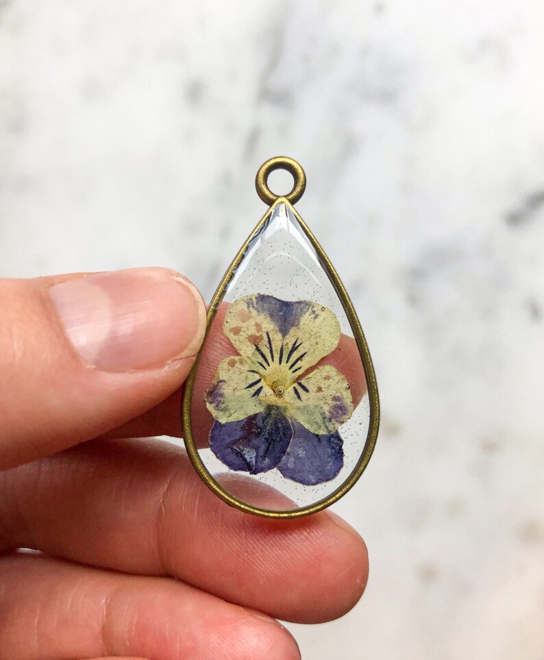 Resin Jewelry Bronze Flower Pendant