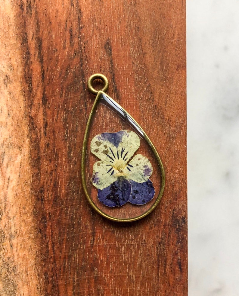 Resin Jewelry Bronze Flower Pendant