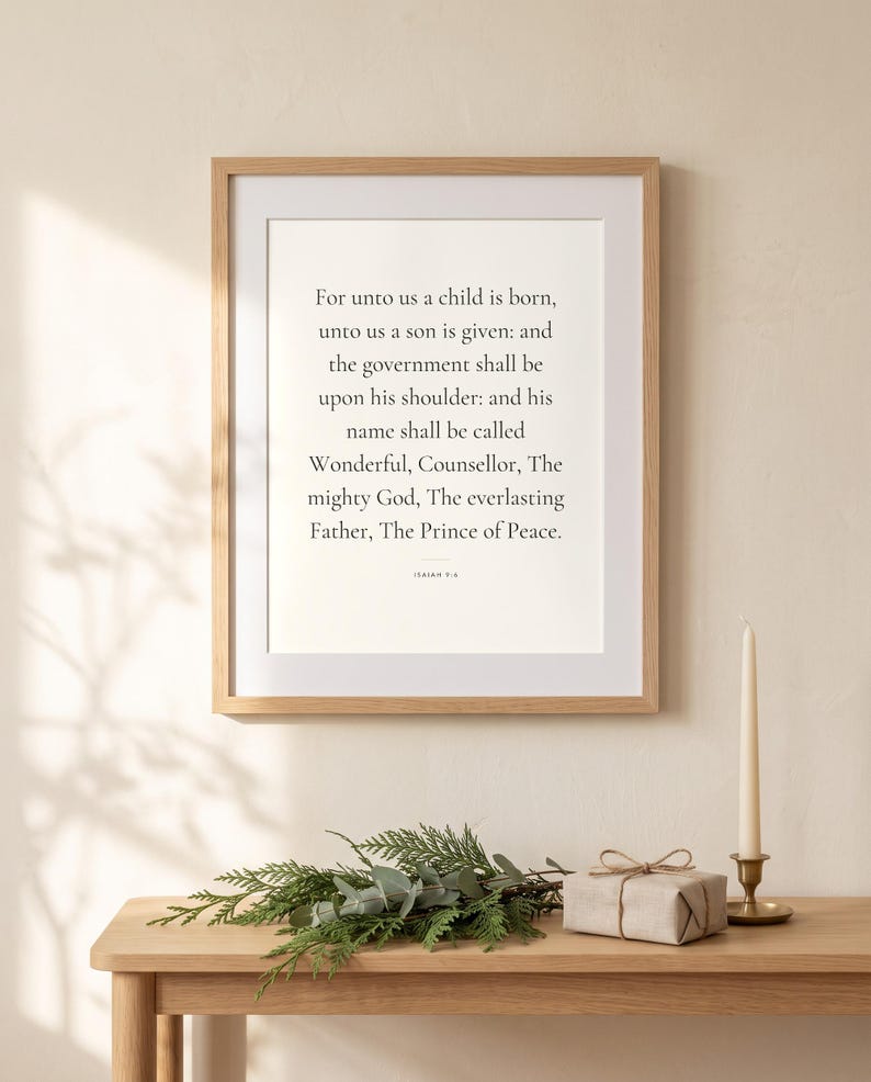 Peut inclure: Une affiche encadr&eacute;e pr&eacute;sentant le verset biblique d'&Eacute;sa&iuml;e 9:6 en texte noir &agrave; empattement sur fond blanc. Le texte indique : For unto us a child is born, unto us a son is given: and the government shall be upon his shoulder.