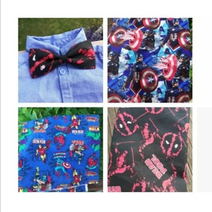 Puede incluir: Cuatro muestras de tela con personajes de superhéroes. La primera muestra es una corbata de lazo roja y negra con un diseño de Deadpool. La segunda muestra es una tela azul y roja con un diseño de Capitán América. La tercera muestra es una tela azul con una variedad de personajes de Marvel, incluyendo Iron Man, Hulk, Thor y Capitán América. La cuarta muestra es una tela negra con un diseño de Deadpool rosa.