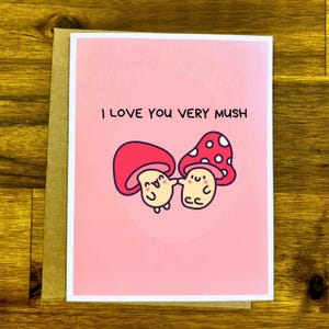 Tarjeta de felicitación "Te amo mucho" | Lindo juego de palabras con hongos rosas en blanco por dentro | Divertidas tarjetas de hongos para aniversario, cumpleaños, día de San Valentín