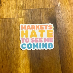 I mercati odiano vedermi arrivare - Adesivo olografico / Adesivi meme divertenti per gli amanti dei mercati agricoli | Adesivi carini per mercatini delle pulci e mercatini dell'artigianato