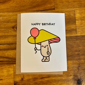 Linda tarjeta de feliz cumpleaños con forma de hongo | Linda tarjeta de felicitación con forma de hongo pequeño sosteniendo un globo | Tarjeta de cumpleaños personalizada con forma de hongo en blanco por dentro