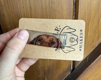 Llavero o pin personalizado hecho a mano con retrato de mascota Peekaboo / Plástico termorretráctil / Embalaje ecológico / Pequeña empresa