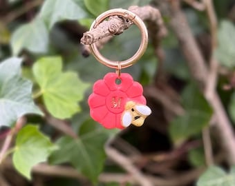Placa de identificación para mascotas de arcilla polimérica con diseño de abeja y flores, hecha a mano (abeja opcional).
