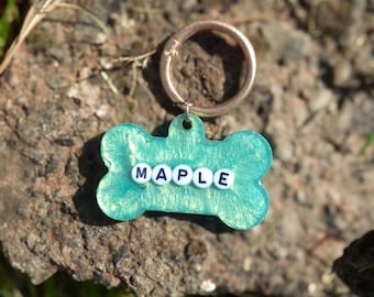 Placa de identificación para perros con diseño de Scrabble / Placa de identificación para mascotas de resina hecha a mano / Placa de identificación personalizada para mascotas