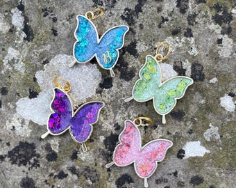 Placa de identificación para perros de resina con diseño de mariposa floreciente.