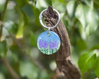 Placa de identificación para perros con diseño de campo de lavanda – Placa personalizada de resina con estampado floral para mascotas / Hecha y pintada a mano