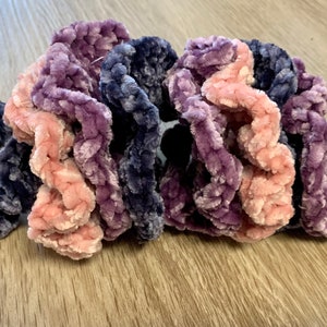 Handgehäkelte Scrunchie aus Samt - Gehäkelte Samt Haargummi - Haargummi - Haarschmuck