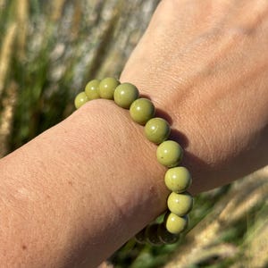 High-Quality Green Alashan Agate Gemstone Bracelet (9-10mm)