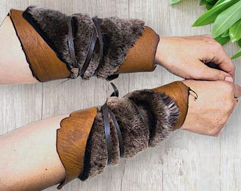 Krijger bont armbanden/lederen armwraps voor cosplay/apocalyps steampunk postapo larp/rustiek Viking festivalaccessoire/vikingbijl