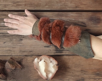 Leren armbracer vossenbont, middeleeuws vikingkostuum