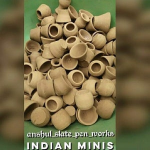 Pode incluir: Uma coleção de pequenos vasos de terracota sem vidrado em várias formas, incluindo cilindros e tigelas. Os vasos estão empilhados, criando uma superfície texturizada. A imagem inclui o texto "anshul_slate_pen_works" e "INDIAN MINIS".