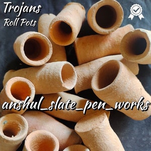 Könnte beinhalten: Nahaufnahme von Terrakotta-Rolltöpfen, auch bekannt als Trojan Roll Pots, zum Pflanzen. Die Töpfe sind zu einem Stapel angeordnet, der die Innenseite der Töpfe zeigt. Der Text "Trojans Roll Pots" ist oben im Bild sichtbar.