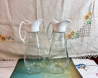 Set di 2 caraffe per sciroppi in vetro vintage con manico in plastica e beccuccio / Dispenser per sciroppi in vetro Gold Eagle degli anni '70