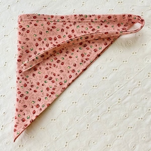 Rosebuds HairKerchief Pink Bandana Floral CottageCore Headscarf Strawberry Pink Kerchief Triangle Head Scarf Bloomcore Hair Bandana