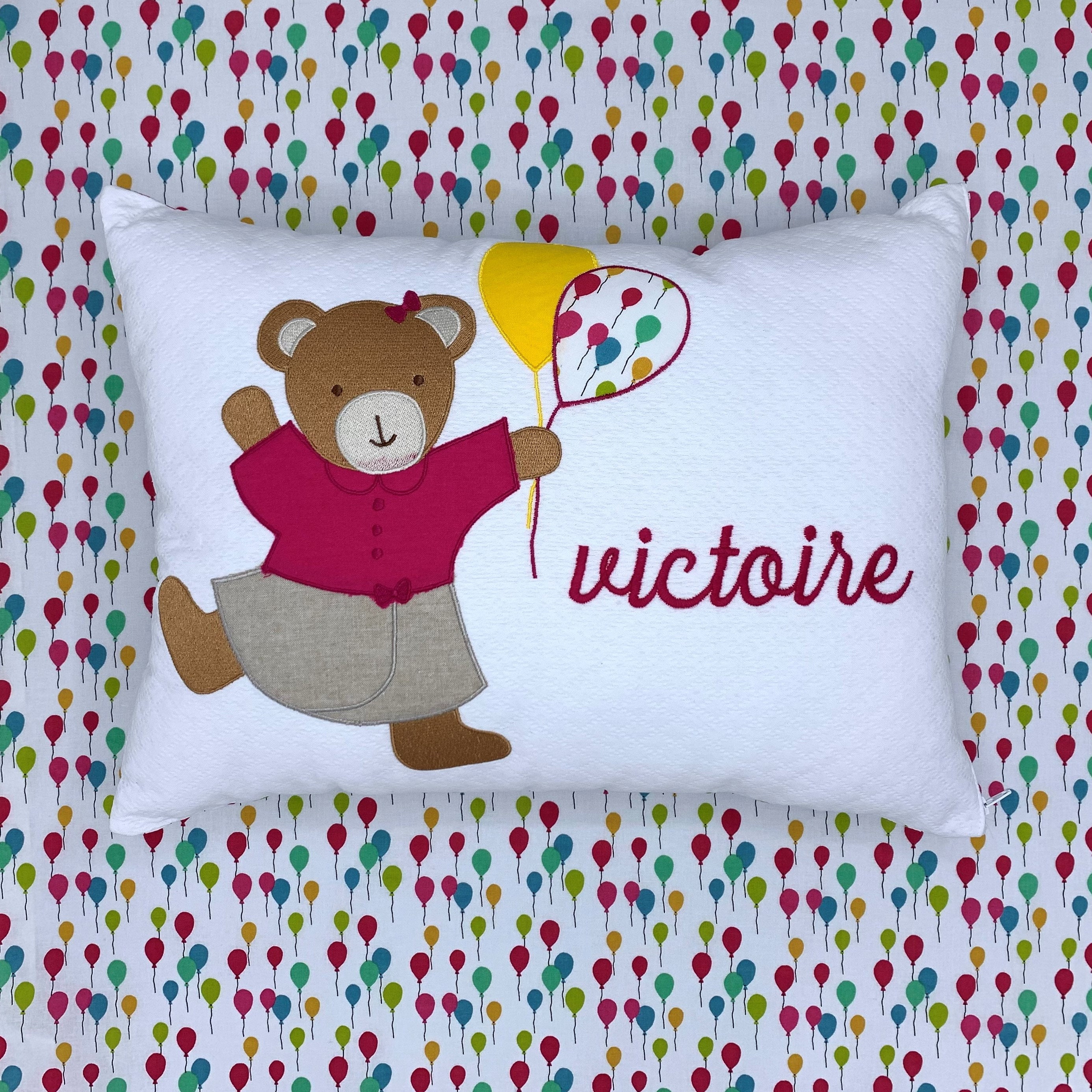 Coussin Brodé Personnalisé - Ourson Ballon Fille