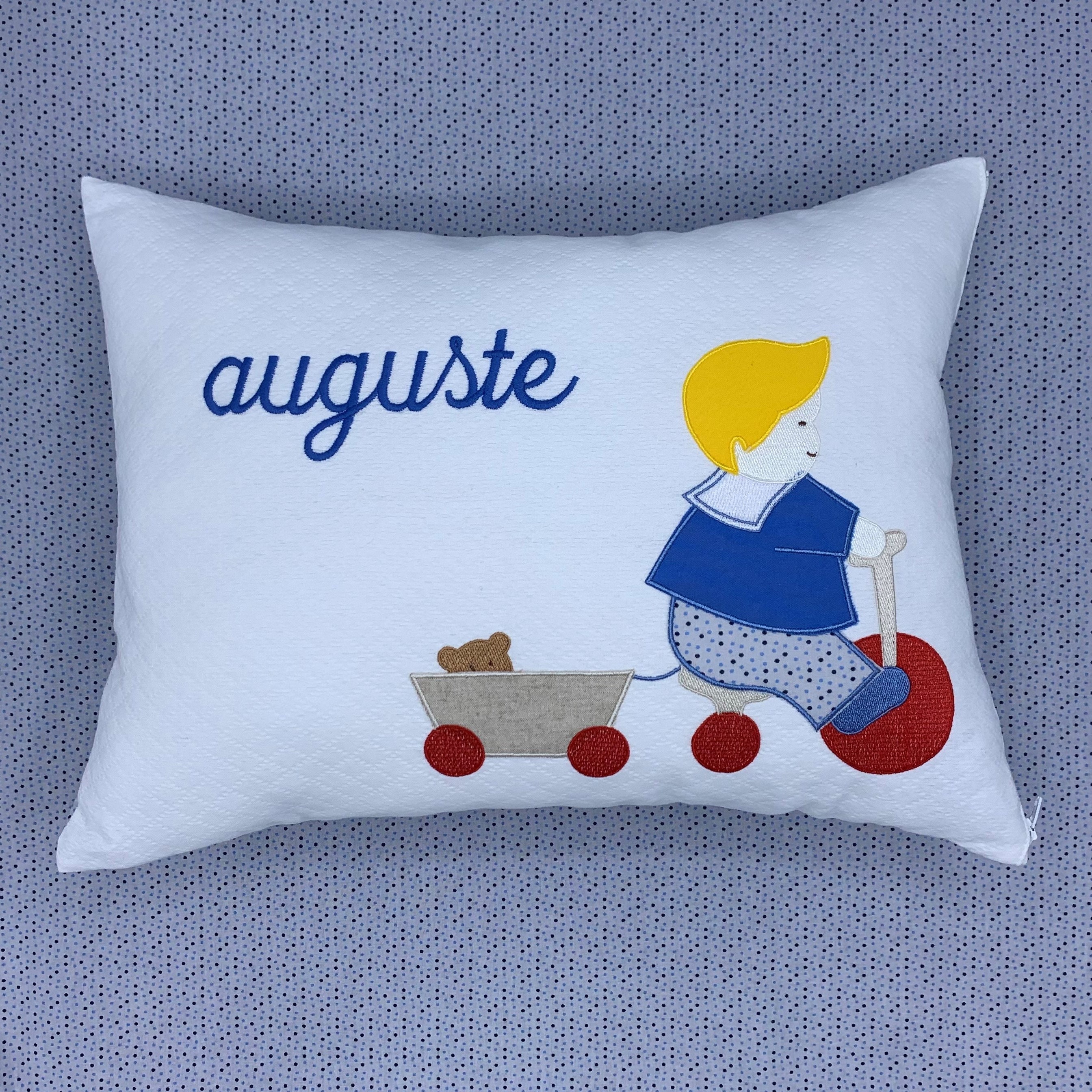 Coussin Brodé Personnalisé - Petit Garçon Au Chariot