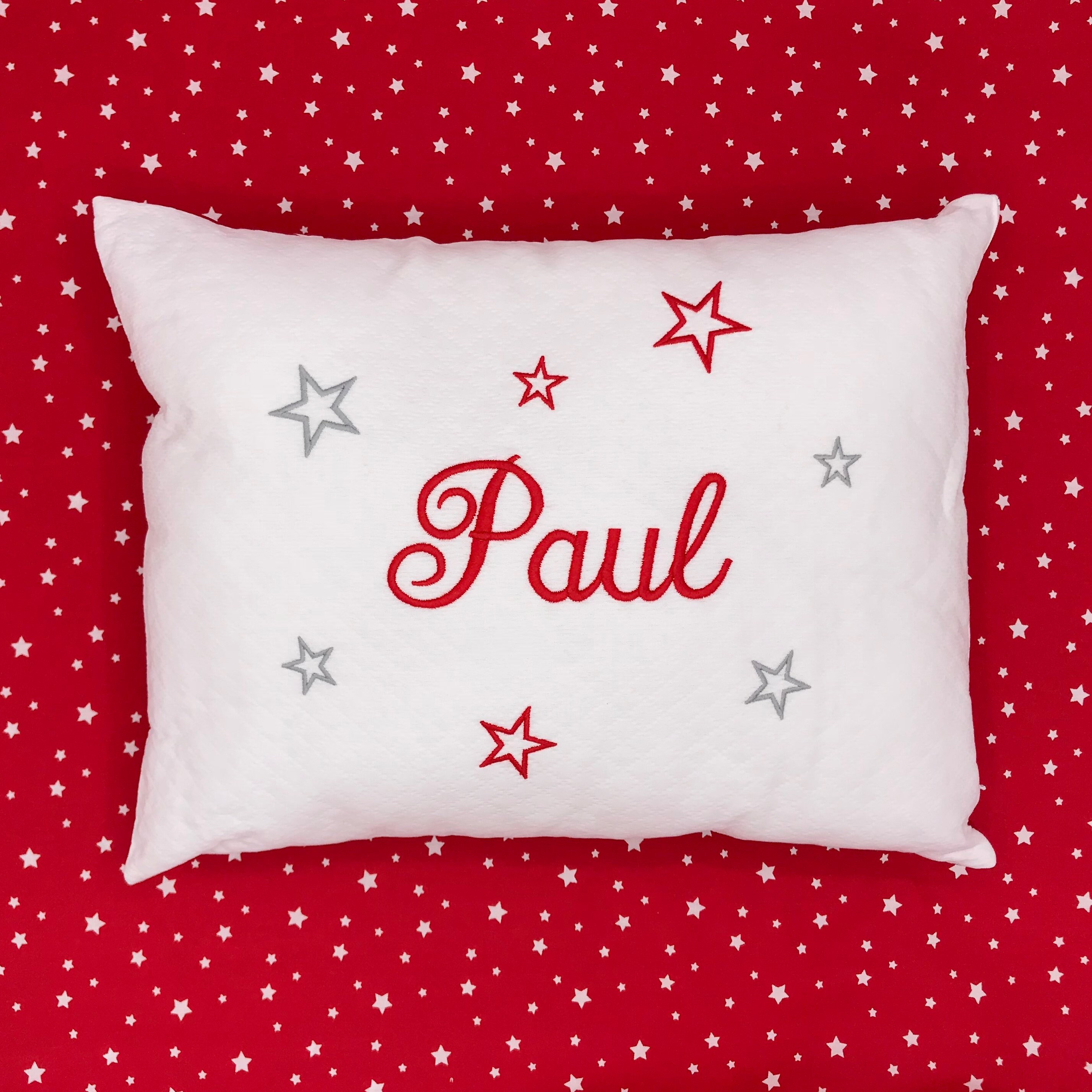 Coussin Brodé Personnalisé - Étoiles Rouge