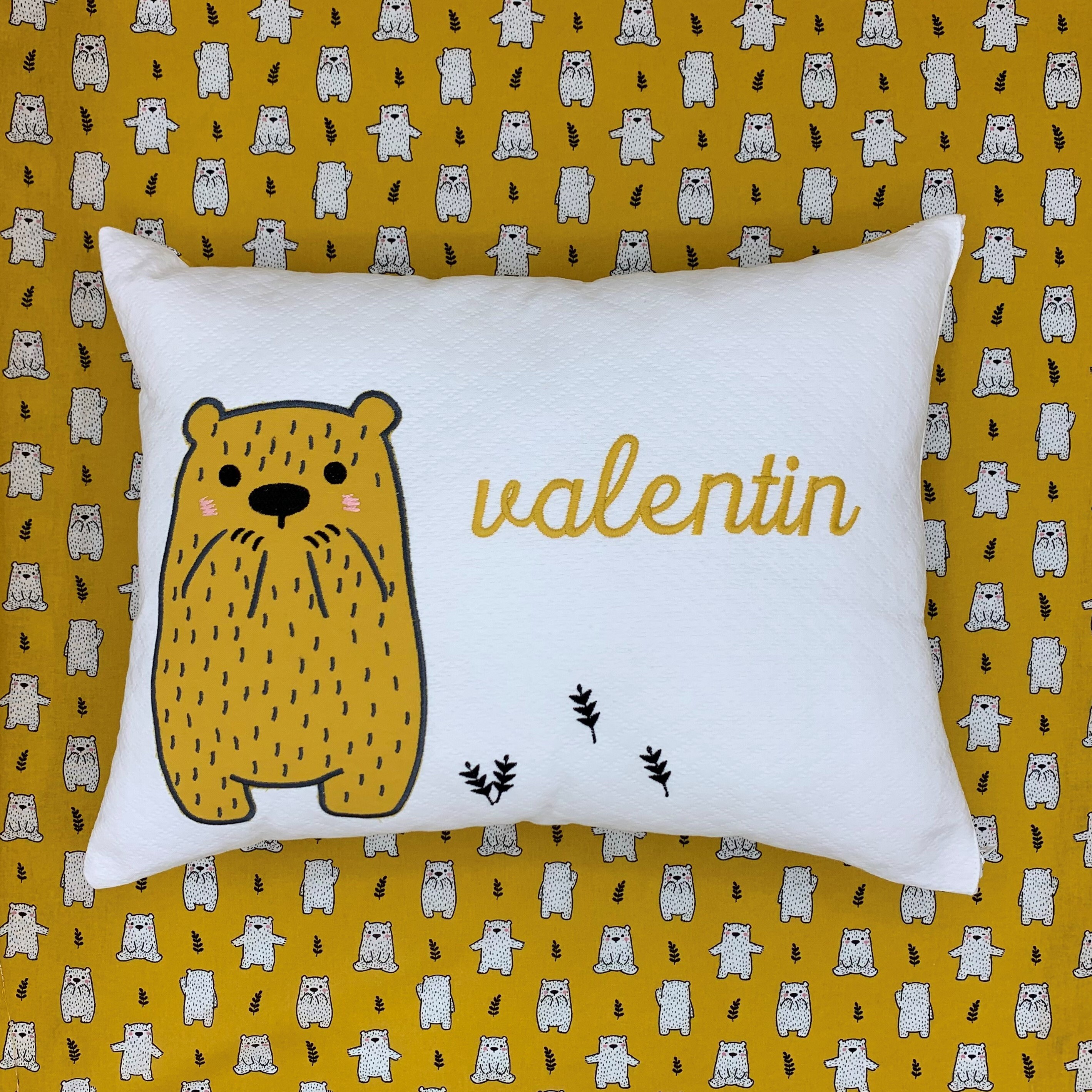 Coussin Brodé Personnalisé - Ourson Bêtise Moutarde
