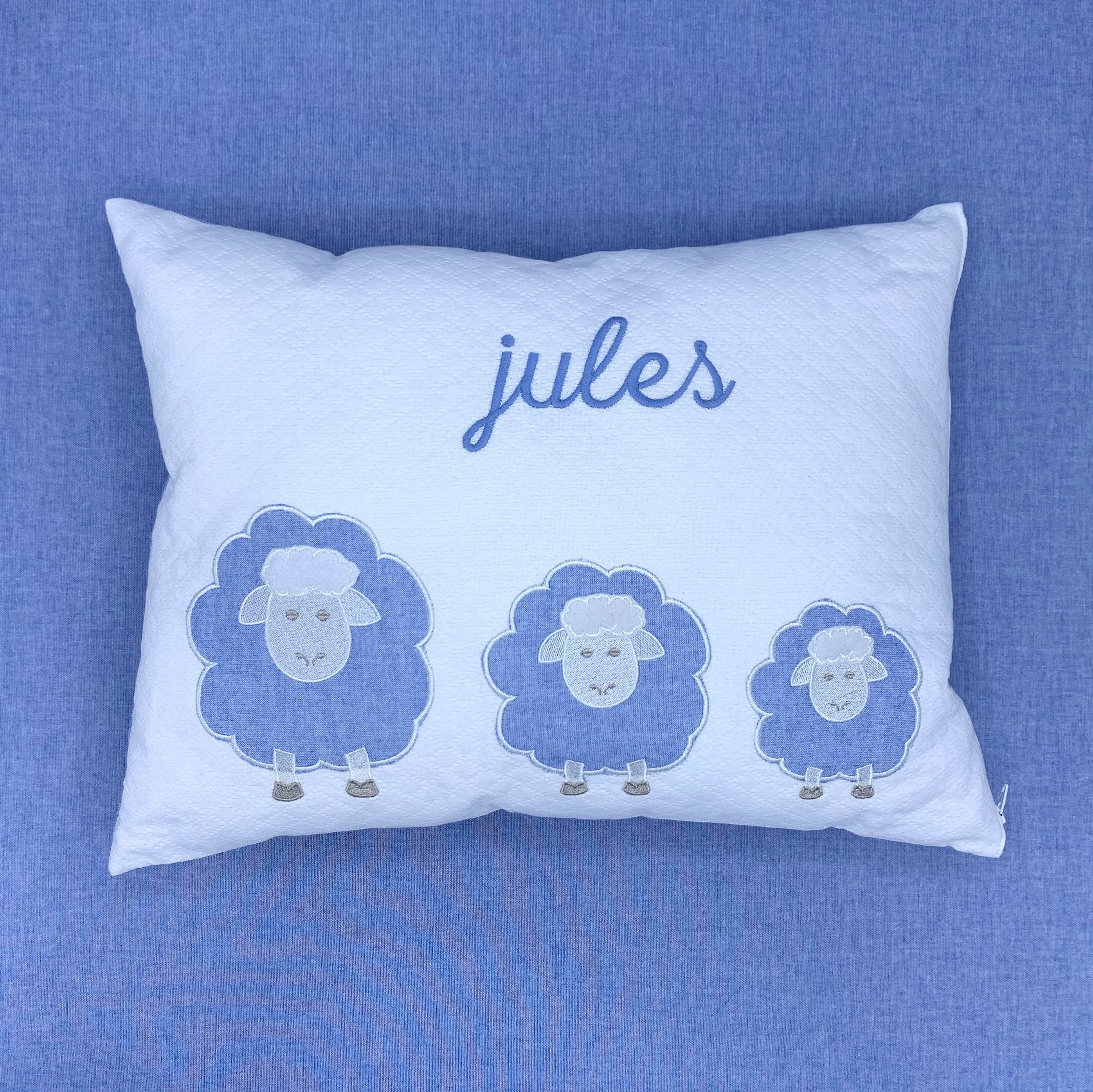 Coussin Brodé Personnalisé - Moutons Ciel