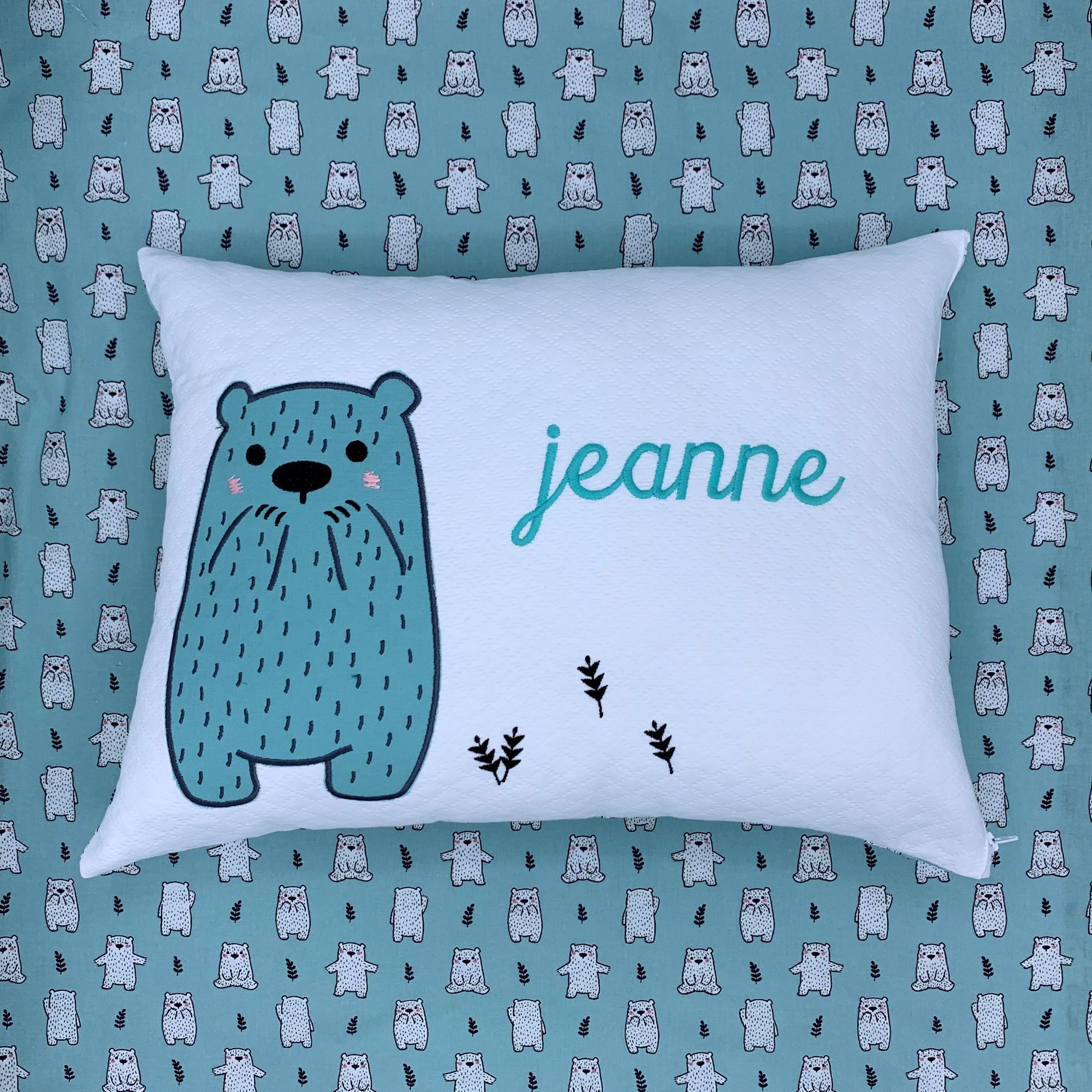 Coussin Brodé Personnalisé - Ourson Bêtise Lagon