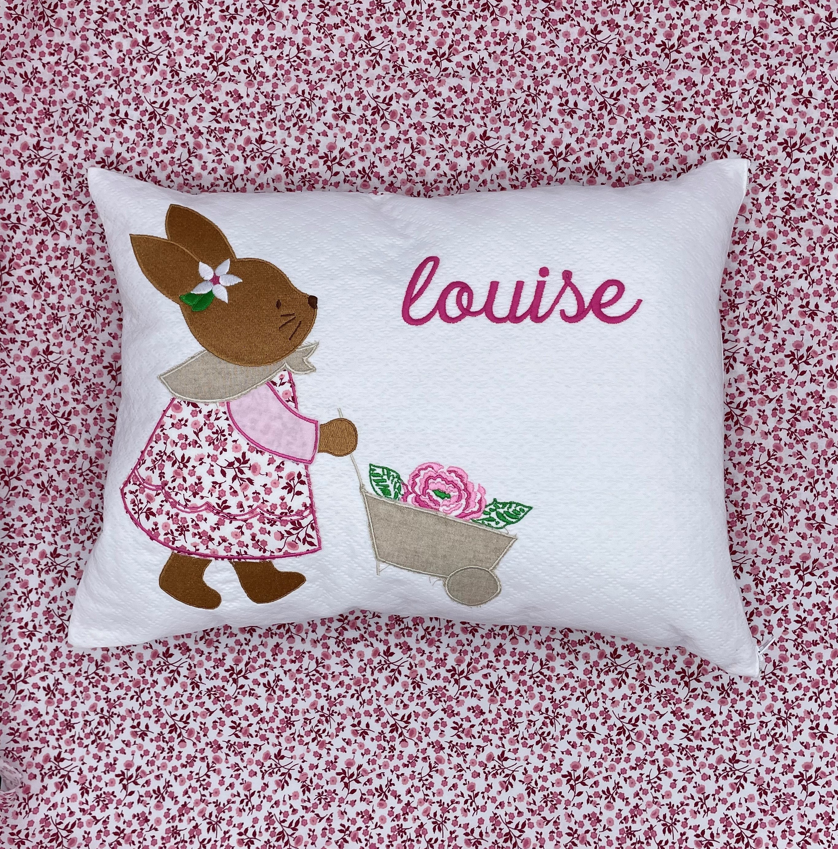 Coussin Brodé Personnalisé - Lapine Au Jardin Rose