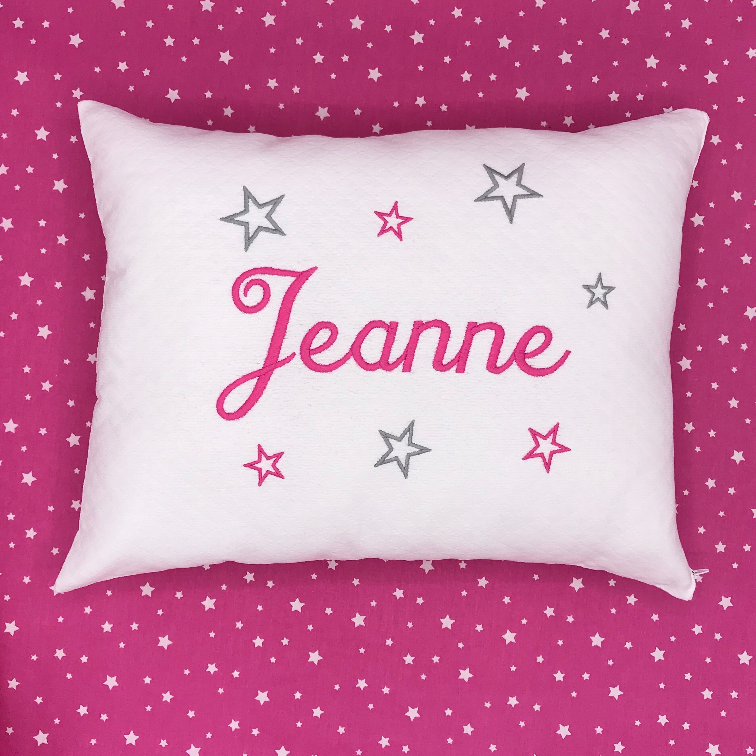 Coussin Brodé Personnalisé - Étoiles Fuchsia