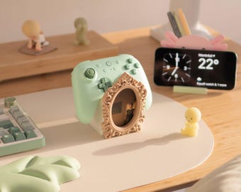 Round Victorian Photocard Holder | 3-in-1 Pen Pot, Controller Holder & Phone Stand