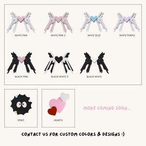 Puede incluir: Un conjunto de ilustraciones digitales que presentan varias alas de colores con corazones en el centro. Las alas est&aacute;n disponibles en blanco, negro, rosa, azul y morado. Las ilustraciones tambi&eacute;n incluyen un esp&iacute;ritu negro con ojos y un conjunto de corazones en rosa, rojo y blanco. El texto "MORE COMING SOON..." se muestra en rosa. El texto "CONTACT US FOR CUSTOM COLORS & DESIGNS :)" se muestra en negro.